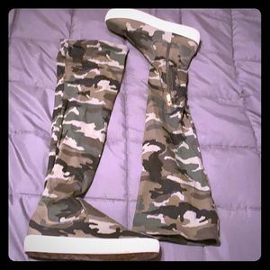 CAPE ROBBIN’ Camouflaged thigh high sneakers